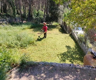 Jardiner Llorenç desbrozando jardín de casa